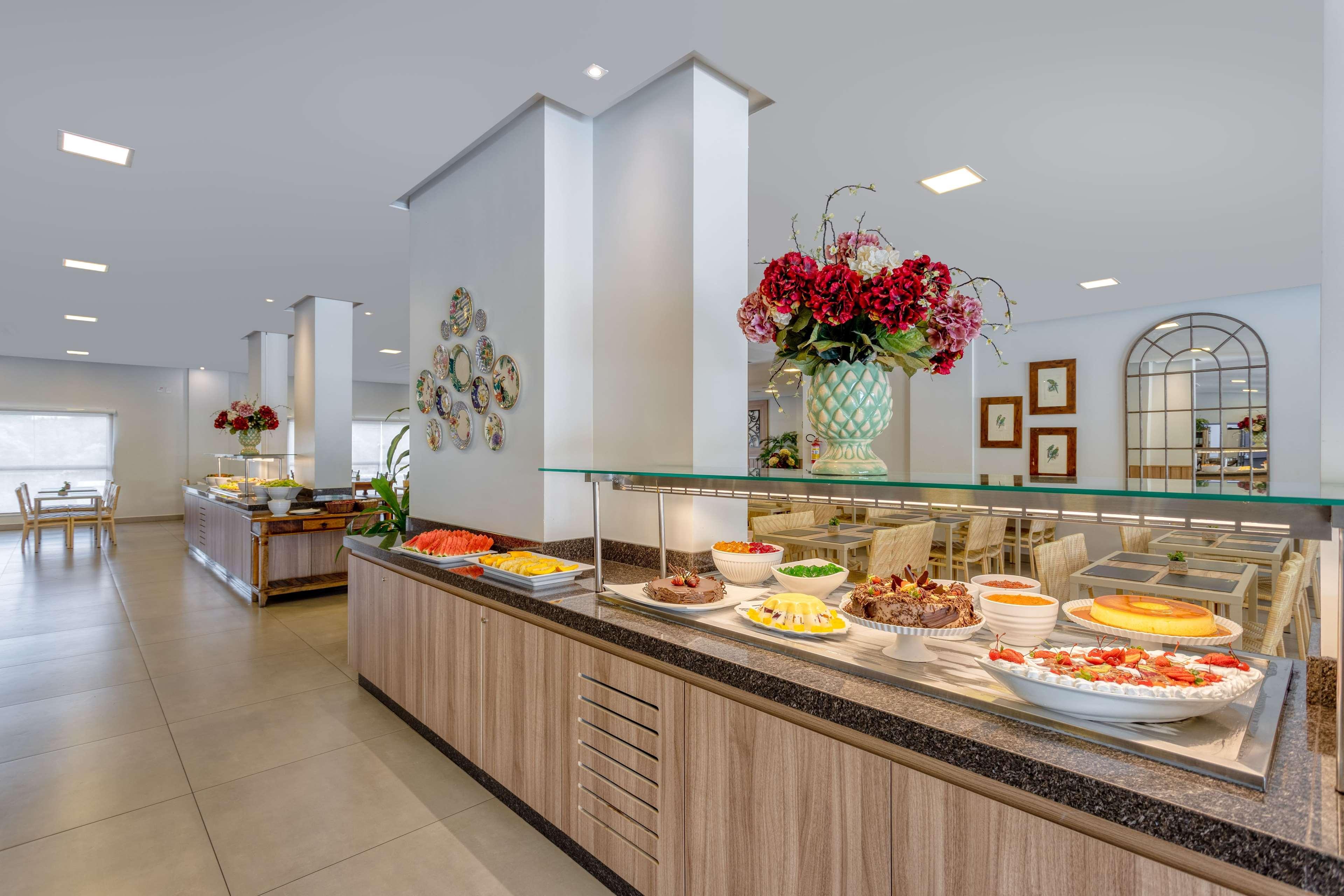 Wyndham Olimpia Royal Hotels 외부 사진 Buffet at a hotel