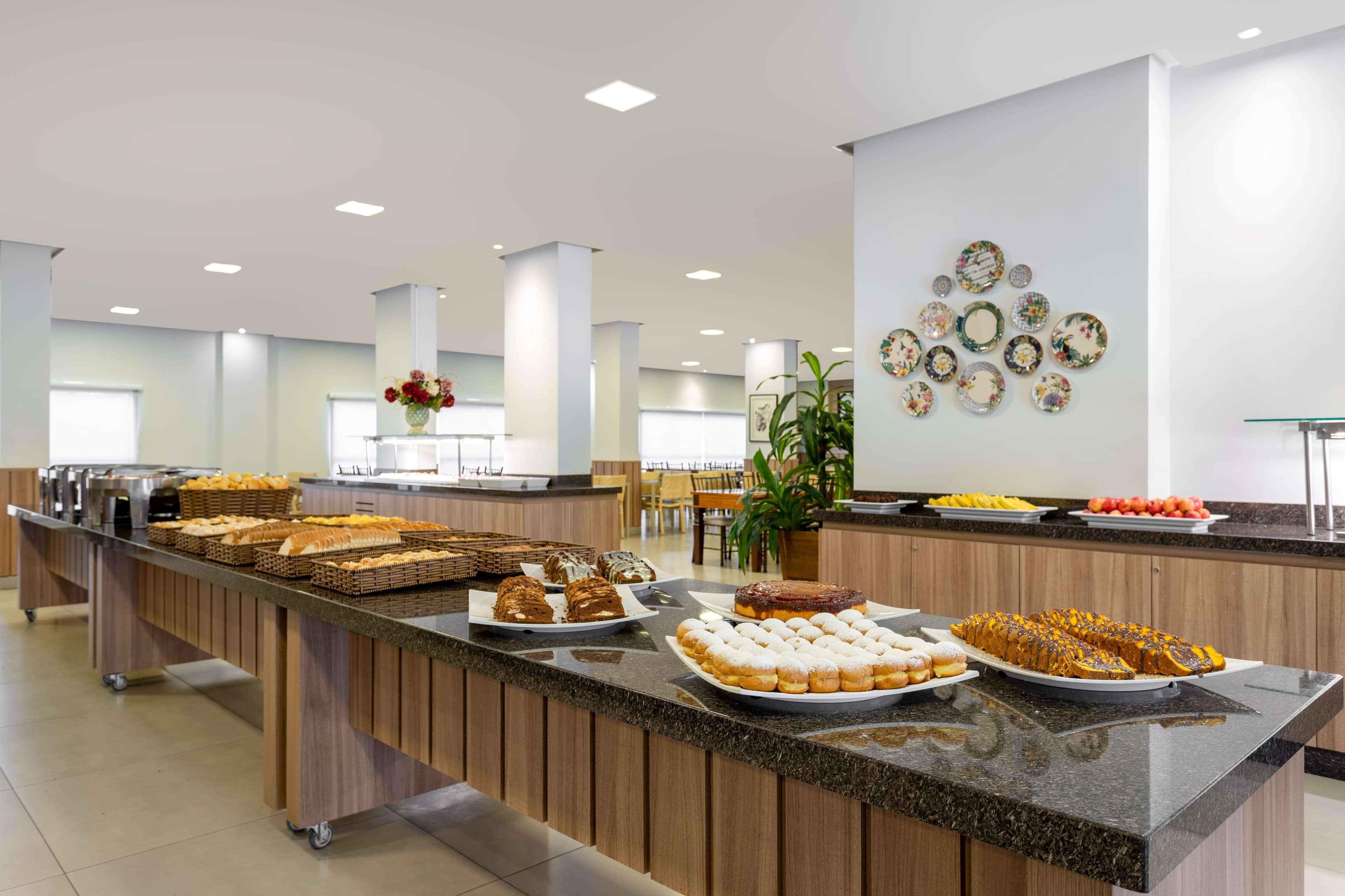 Wyndham Olimpia Royal Hotels 외부 사진 A buffet at a hotel
