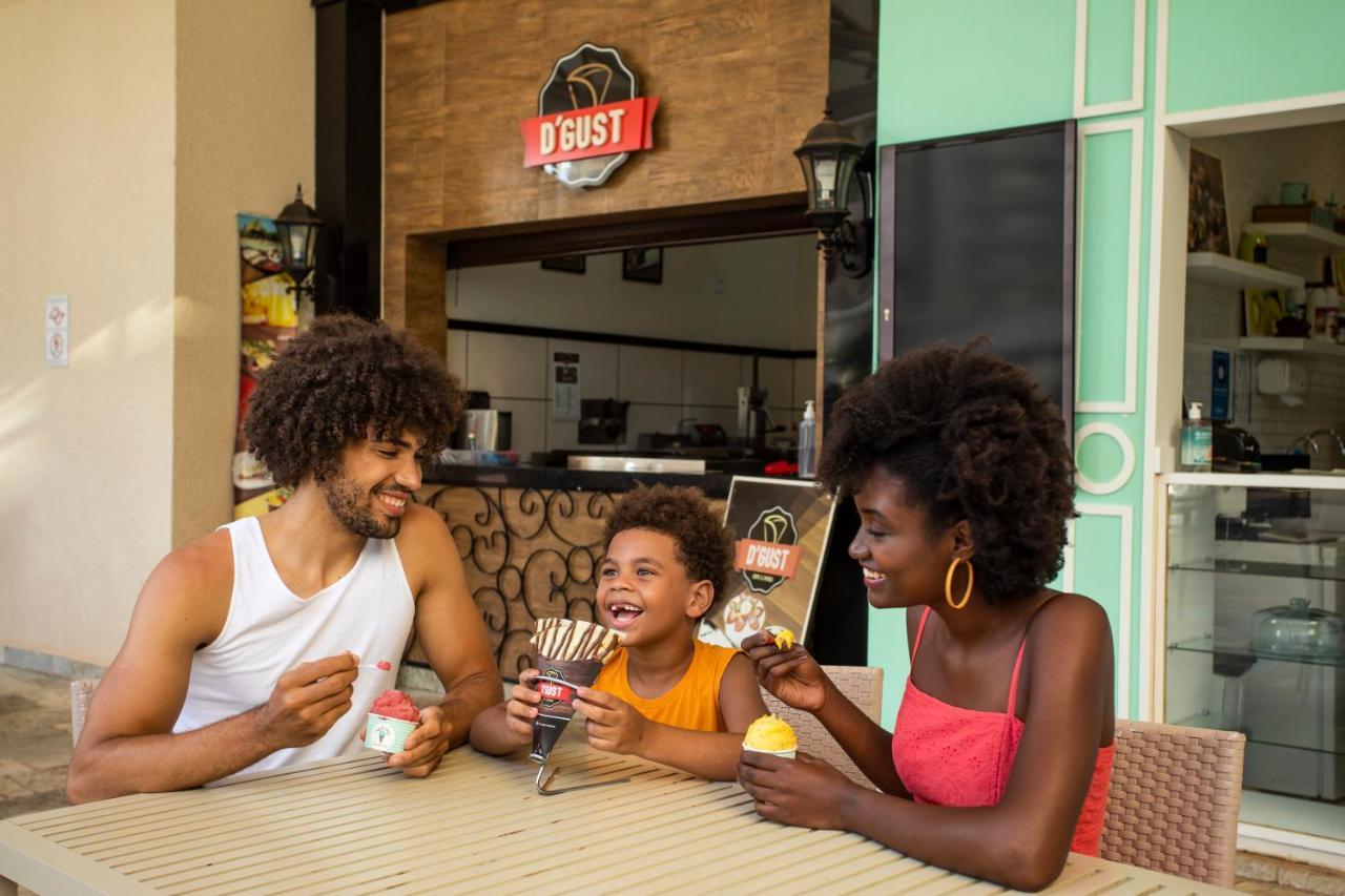 Wyndham Olimpia Royal Hotels 외부 사진 Family at a restaurant in Cape Verde