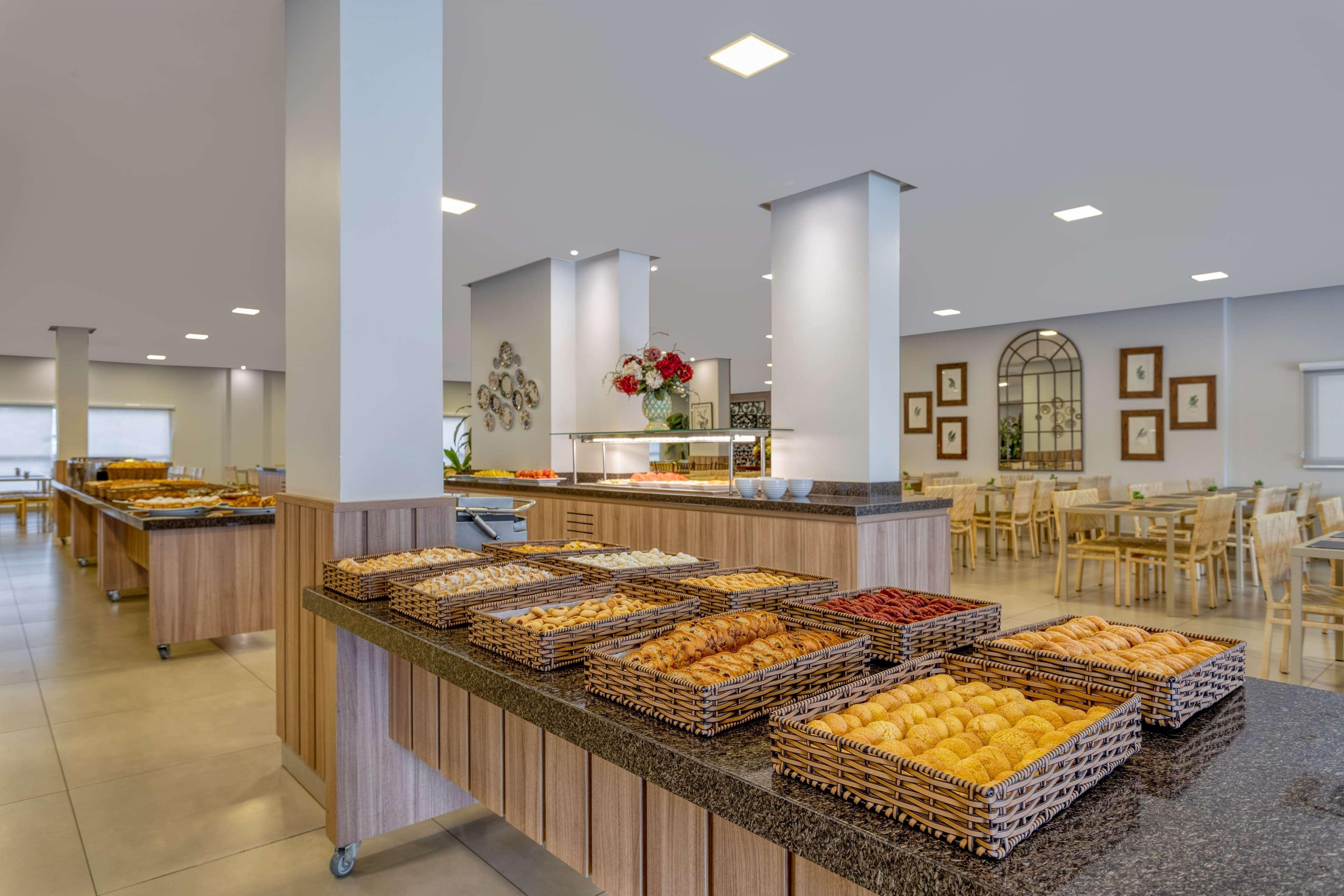 Wyndham Olimpia Royal Hotels 외부 사진 A buffet at a hotel