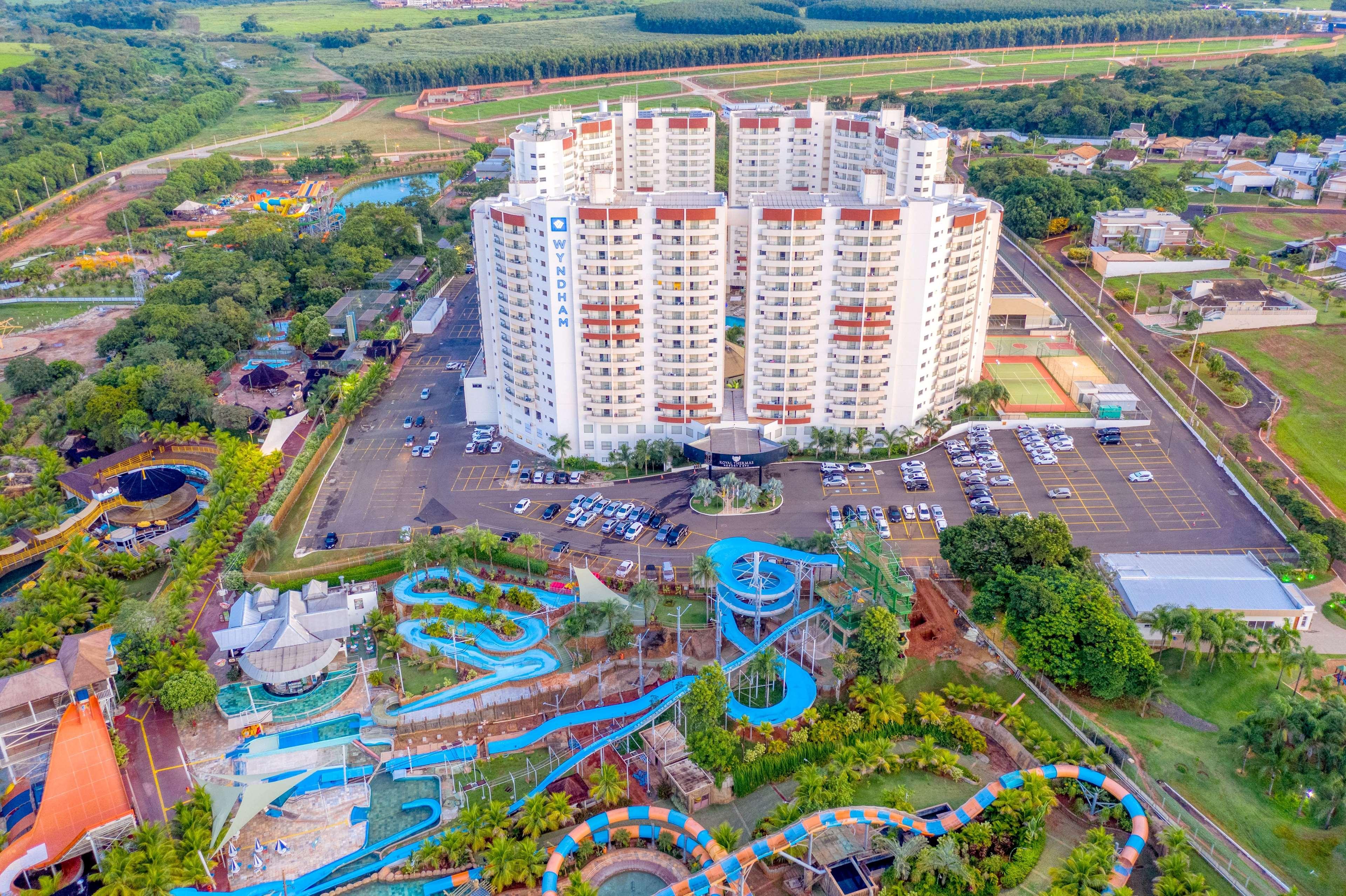 Wyndham Olimpia Royal Hotels 외부 사진 Aerial view of the hotel and water park