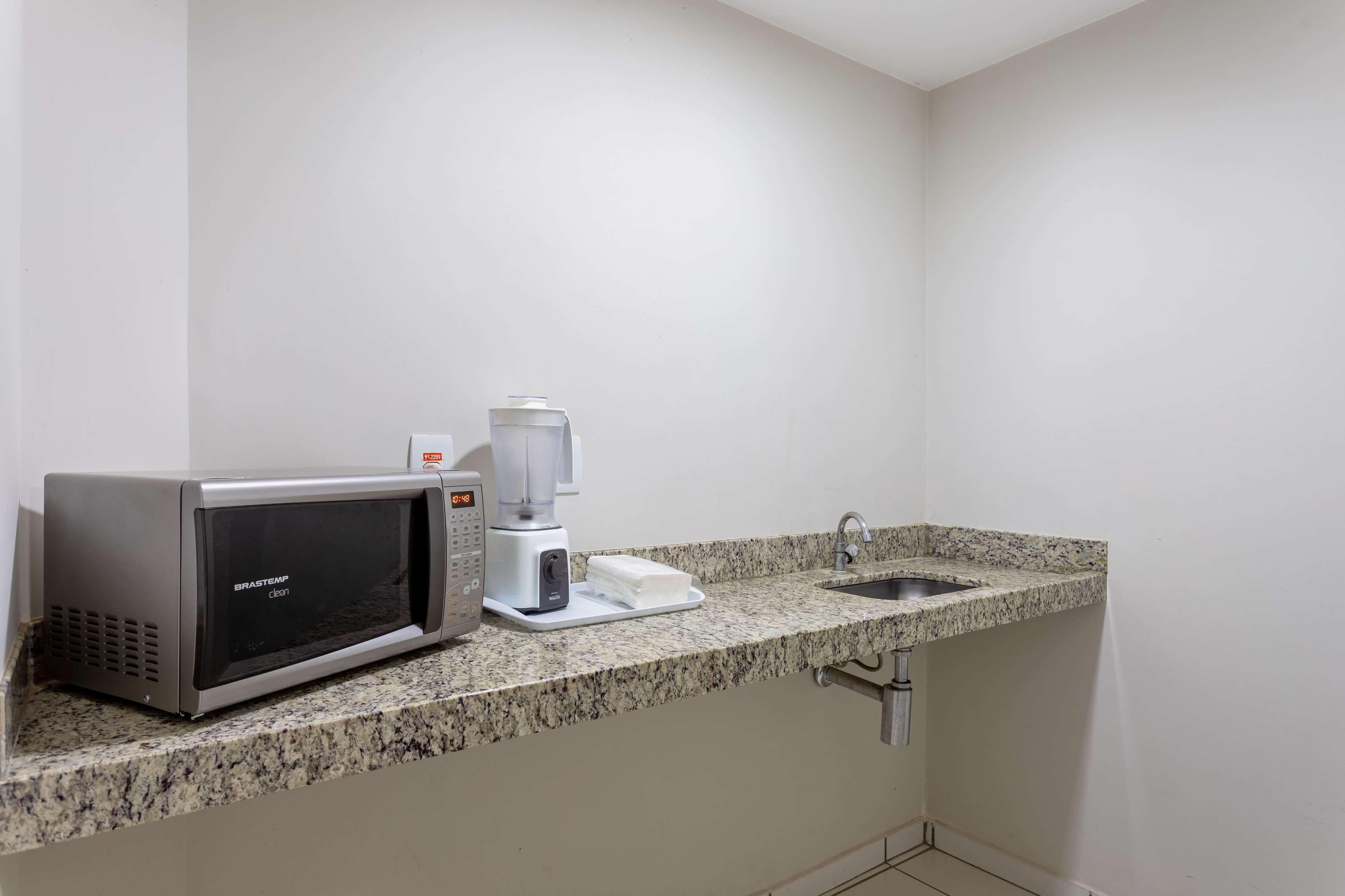 Wyndham Olimpia Royal Hotels 외부 사진 A wet bar in a hotel room