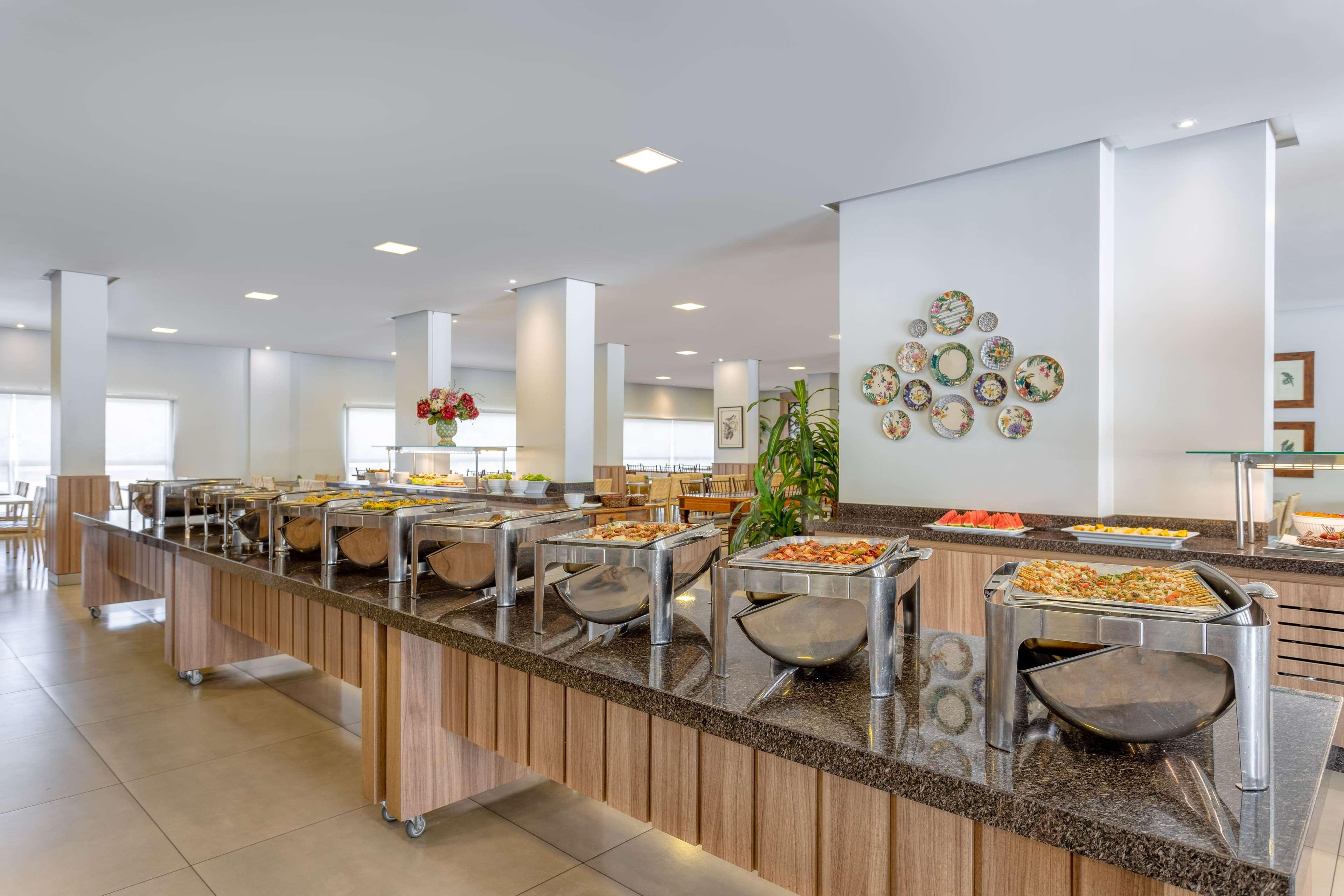 Wyndham Olimpia Royal Hotels 외부 사진 Buffet at a hotel
