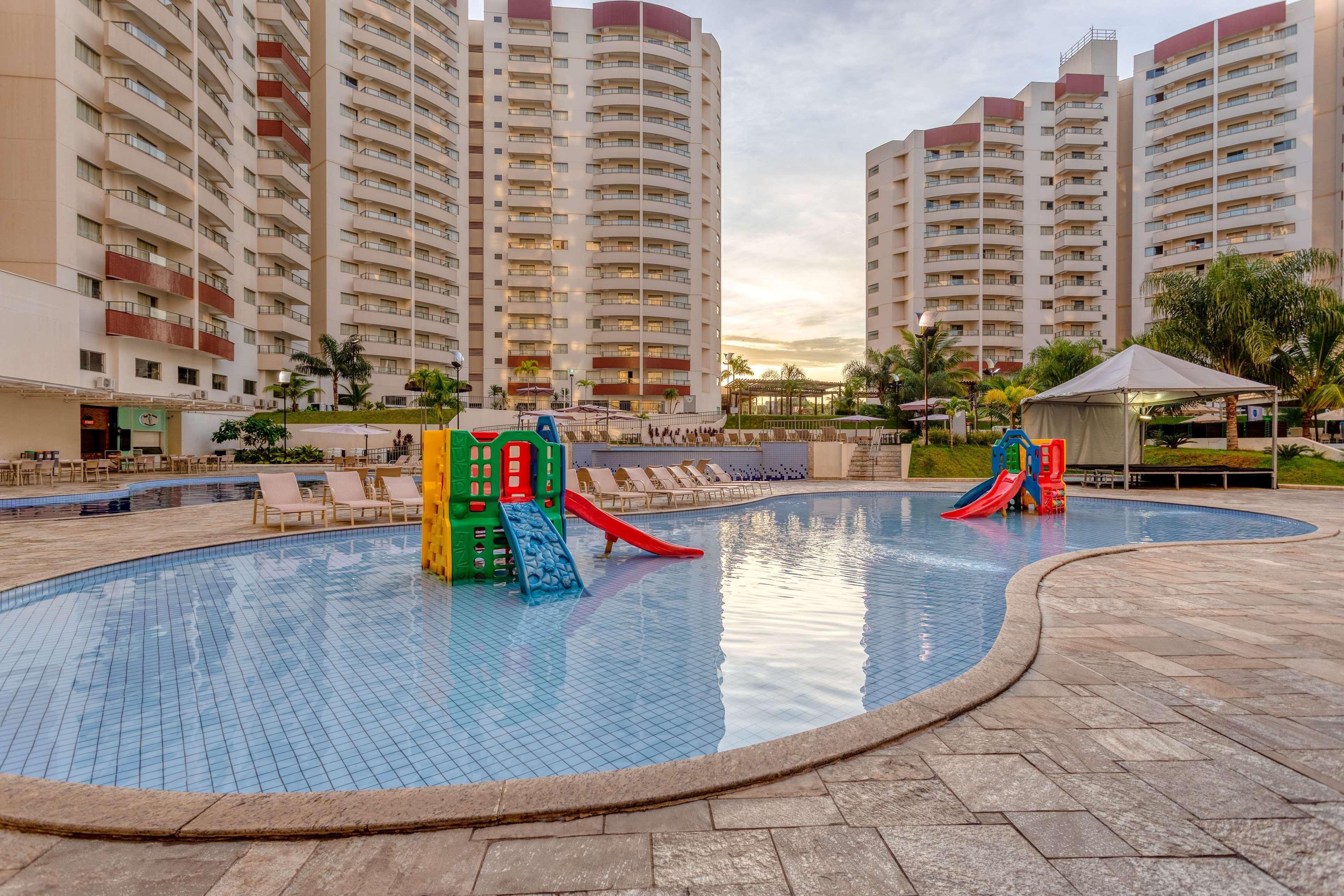 Wyndham Olimpia Royal Hotels 외부 사진 A condominium pool in Singapore