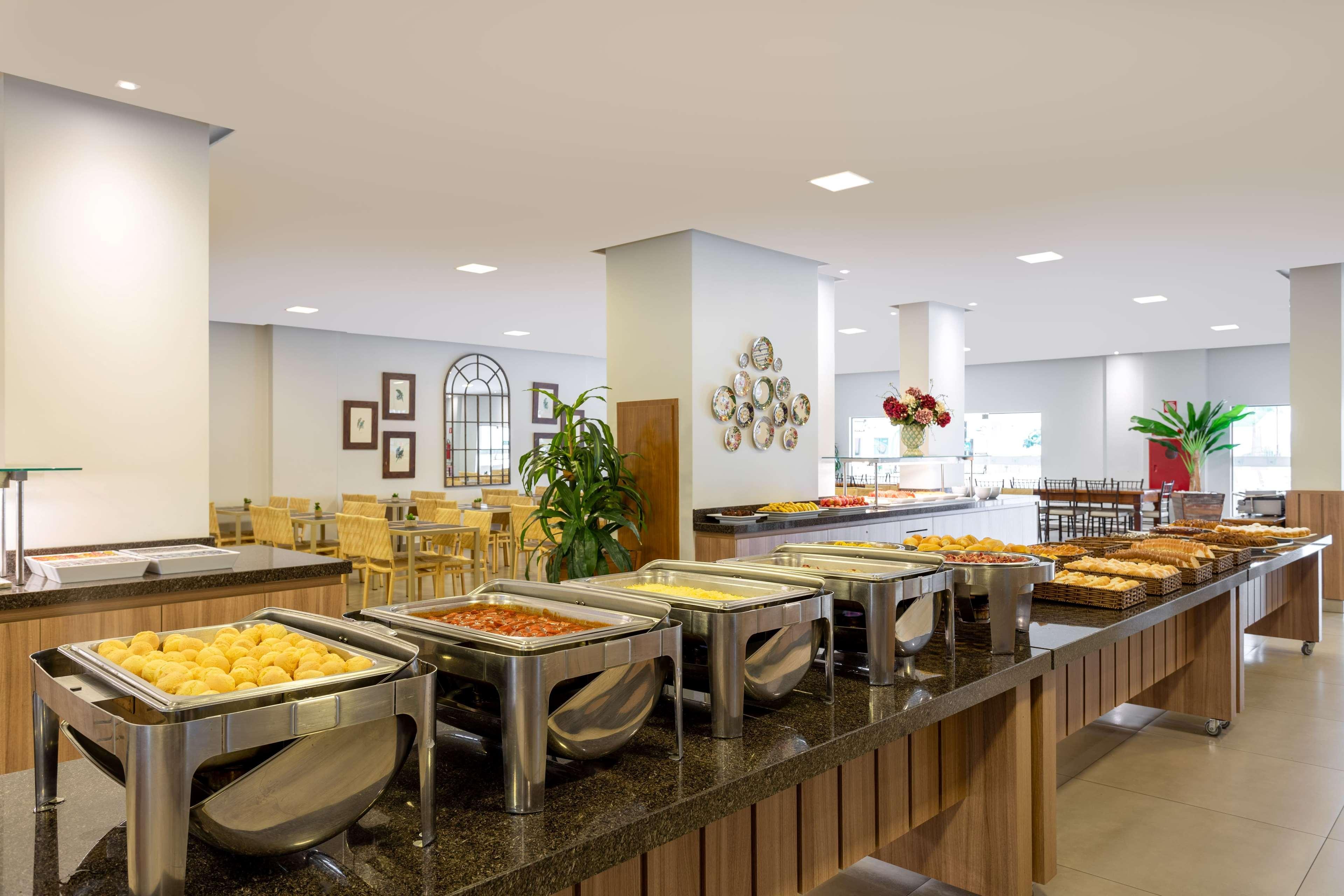 Wyndham Olimpia Royal Hotels 외부 사진 Buffet at a hotel