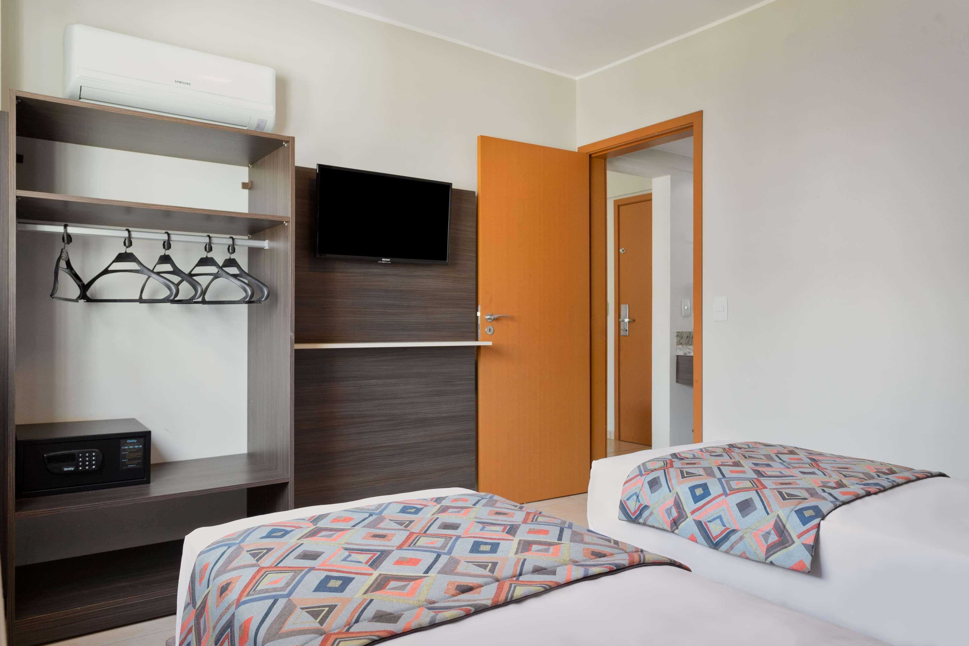 Wyndham Olimpia Royal Hotels 외부 사진 A typical room at a Holiday Inn Express